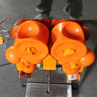 China Automatic orange juicer machine orange juicer machine high efficiency supermarket cafe restaurant school mall self-service orange juicer machine for sale