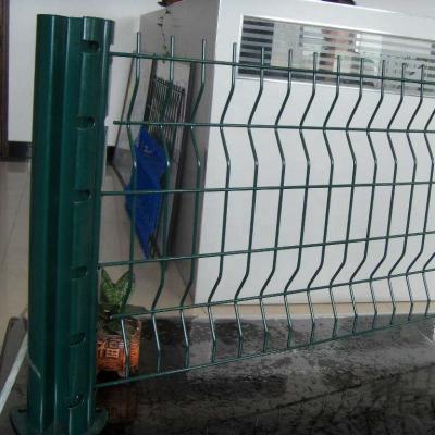 China Easily Assembled PVC Coated Triangle Bend Wire Mesh Fence For Garden Farm Fence for sale