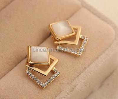 China ALLOY fashion rhinestone gold earring 18K gold stock stud earrings MOQ 12pairs EA241 for sale