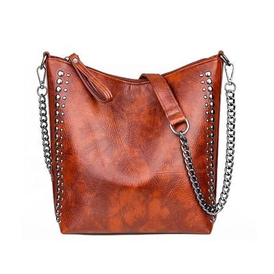 China PU Tote Bag Textured Large Capacity Chain Vintage Tote Bag Rivet PU Shoulder Bag Women Soft Leather Handbags Fashion New for sale