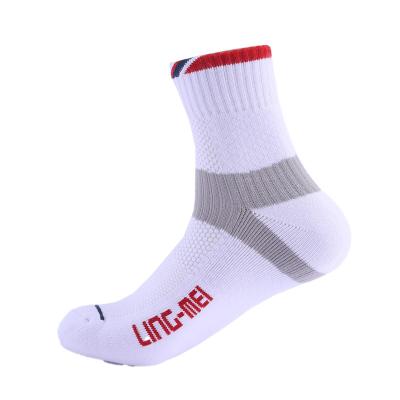 China High quality breathable Lingmei brand accept customs logo design professional sports socks for sale