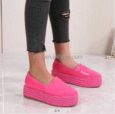 China Stylish and comfortable simple lacquered flat platform shoes with woven soles and thick soles for sale