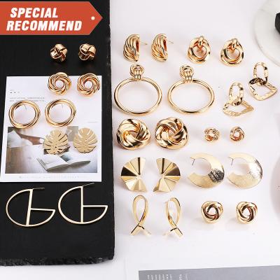 China 2022 Classic Love Fashion Pop Gold Stud Intricate Fold Back Earrings For Women Simple Geometric Earrings for sale