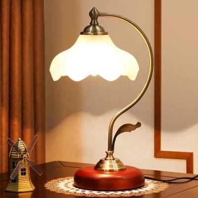 China American Simple Creative Fashion Mid Century Vintage Ornament Desk Lamp Bedroom Bedside Study Bedside Desk Lamp Warm Decorative Lamp for sale