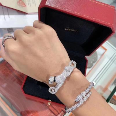 Chine Bracelet en or blanc de luxe de 18 carats VVS Bracelet en diamant Panthère De Cartier OEM à vendre