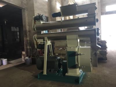 China Maquinaria de madera 110kw décimo octavo de la alimentación de las aves de corral de Ring Die Pellet Mill Chicken del serrín en venta