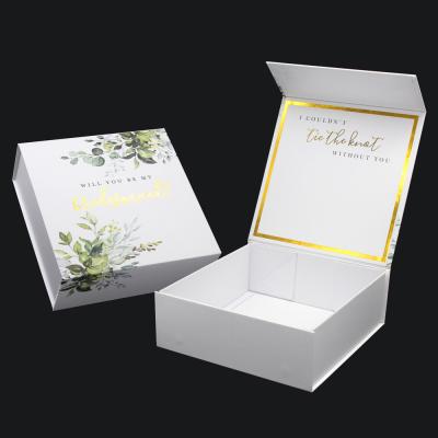 China Kundenspezifischer Heiratsbevorzugungs-Einladungs-Brautbrautjungfer Groomsmen-Antrag packt faltendes magnetisches Geschenkbox-Weißgold ein zu verkaufen