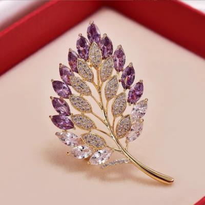 China Maxery Women Ladies Gradient Violet Brooch Luxury Rhinestones Metal Pins Flower African Violet Brooch Custom Made for sale