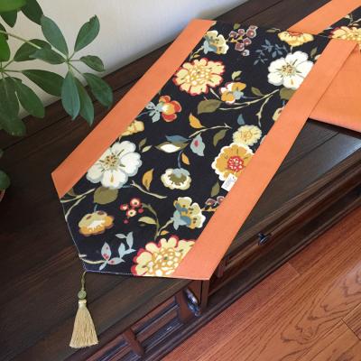 China Luxury Jacquard Jacquard Gold Frames Polyester Cotton Spliced ​​Canvas Table Runner With Tassel Decor for sale