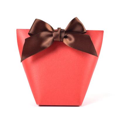 China Disposable Custom Portable V Shape Kraft Paper Candy Chocolate Bag Gift Box With Ribbon for sale