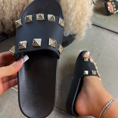 China 2022 Fashion Trend New Arrivals Rivet Sandals Girls Women's Bedroom Slippers Spring Summer Flat Shoes Comfortable Designer Slippers For Women for sale