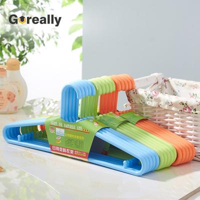 China Multi-Functional Non-Slip Laundry Coat Bulk Universal Plastic Clothing Hanger for sale