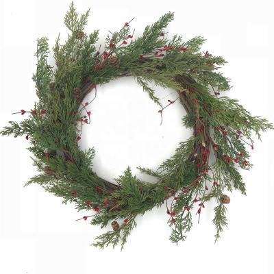 China Decorative 20 inch Christmas wreaths of pure handmade natural red berry pip and artificial greenery garland for door decoration for sale