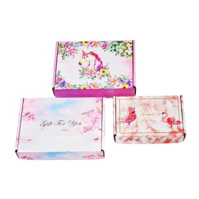 China Caja de correo de embalaje cosmético corrugado personalizado con logotipo impreso en color rosa en venta