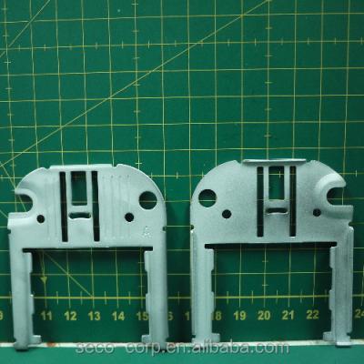 China Garment shops 358318-900 HOUSEHOLD SEWING MACHINE SPARE PARTS NEEDLE PLATE FOR SINGER for sale