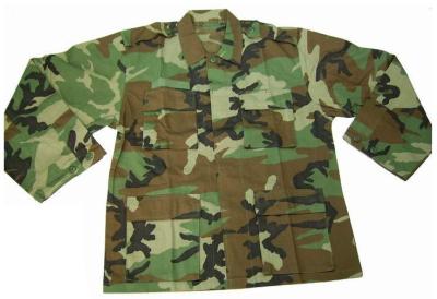 Chine Woodland Camouflage Loose Fit Cotton Nylon Blend Long Sleeve Button Closure Battle Dress Uniform à vendre