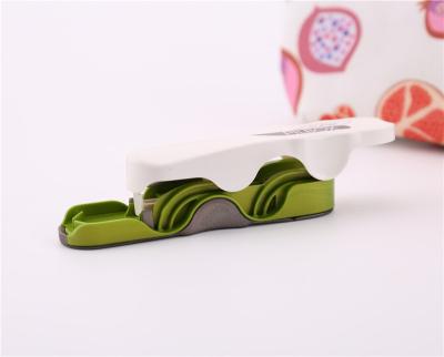 China Mini Food Grade Healthy Plastic Adjustable Green With Knife Pill Cutter Divider for sale