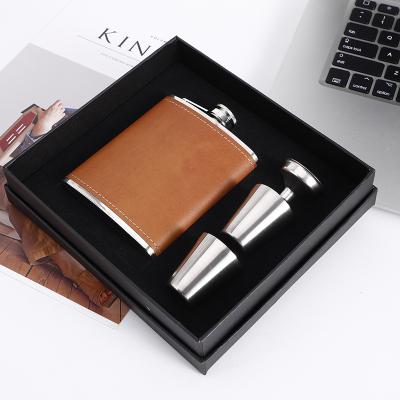 China Metal Mens Brown Custom PU Flask Liquor Hip Flask Whiskey Jug for sale