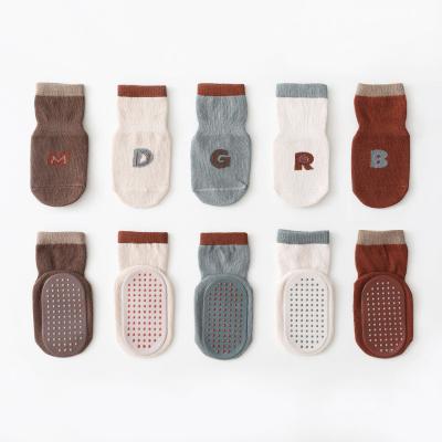 China Viable Most Popularhot Selling Autumn Winter Baby Socks High Quality Cotton Combed Non-slip With Letters Cotton Newborn Socks for sale