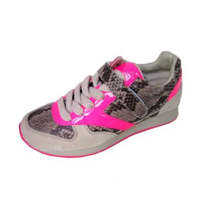 China The Most Beautiful Pink Color Snakeskin Flat Shoes Women's Trail Running Shoes for sale