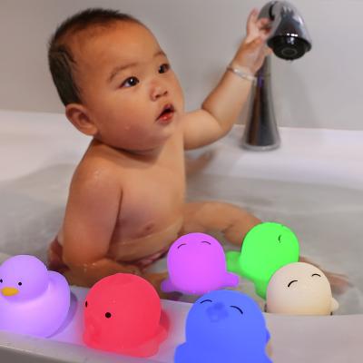 China Bath toy 2022 unique popular bath toys bebe night light en silicone lamp for kids gift soft silicone cute lamp for baby bath toys for sale