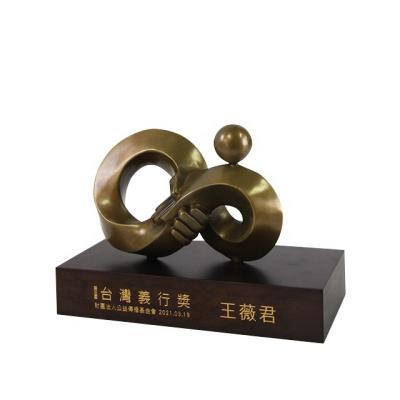 China Custom Europe Metal Artwork Awards With Wooden Base for sale