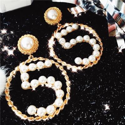 China FASHIONABLE Exaggerated Hollow Earring Personality Number 5 Simple Metal Twisted Pearl Drop Earrings For Women for sale