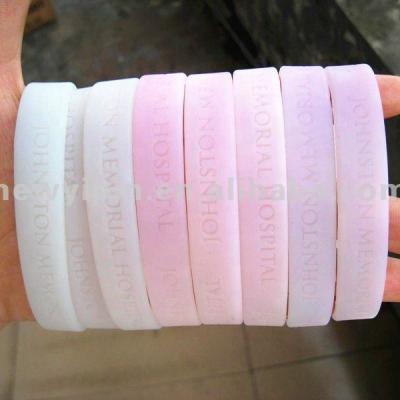 China Eco-Friendly Color Change Under Sun Wristband UV Sensitive Silicone Reflective Rubber Strap for sale