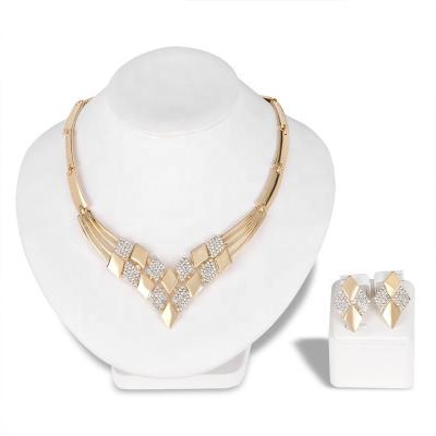 Cina Latest Vintage Style Necklaces Earrings And Rings Exaggerated Personality Fashionable Bridal Bracelet Accessories Set in vendita