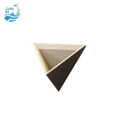 China 2020 Wholesale Cheap Customizable Flower Pot Wholesale Customizable Black White Small Triangle Wall Garden Floating Decorative Floating Flower Pots for sale