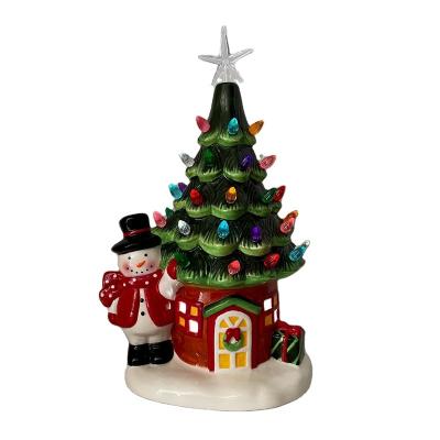 China Gnome Christmas 2022 house with holiday tree and snowman decoration for sale