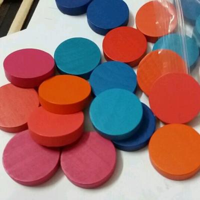 China Different Color Wooden Wooden Checkers Flat Round Wooden Pieces for sale