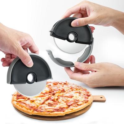 China Viable Portable Round Shape Cake Bread Knife Cutting Tool Plastic Pizza Rolling Baking Cutter With Protective Blade for sale