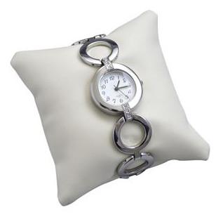 China Witte de Vertoningshoofdkussens 9*9cm van het Kunstleerhorloge Afmeting met Geborduurd Embleem Te koop