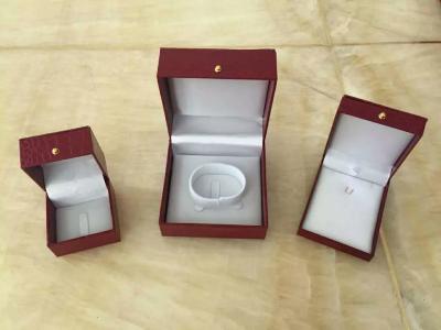 China Rote lederne Schmuck-Halsketten-Geschenkbox/Verpflichtungs-Einkommen zu verkaufen