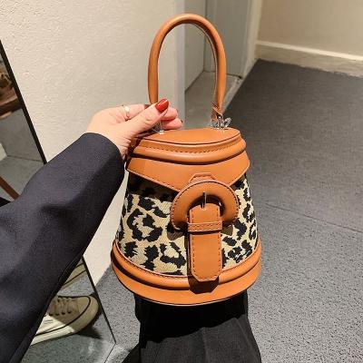 China Lady Suka High Quality Factory Price Leopard Bag Handbag Women PU Leather Small Shoulder Purse Bucket Female Handbags for sale