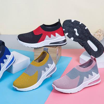 China Hot men's running shoe men's fashion trend design breathable sneakers Fly-knitted men's sport shoes factory price suka for sale