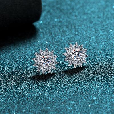 China 925 Original Total 1 Carat Diamond Test Past Moissanite Snowflake Earrings Romantic Silver Shiny Cut Gemstone Stud Earrings Women for sale