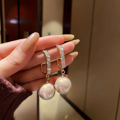 China Fashion Retro Women Vintage Rhinestone Drop Earrings Personality Trend Fashion Design Dangle Pearl Earrings for sale