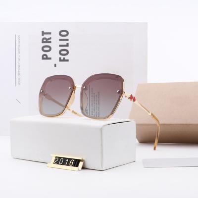 China 2022 fashion sunglasses designer high quality lenses shading famous brands luxury sunglasses with branded logo for sale