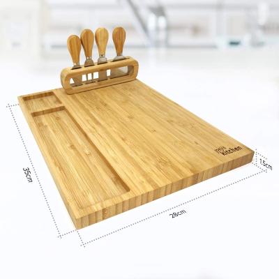 China Disposable Bamboo Round Cheese Board With Wooden Cutlery Set Charcuterie Tray And Meat Serving Board With Handle for sale