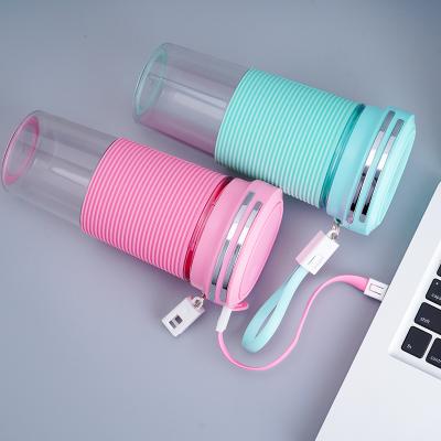 China Outdoor New Arrivals Portable Blender USB Cable Rechargeable Batteries Juicer Cup Juicer Blender for sale