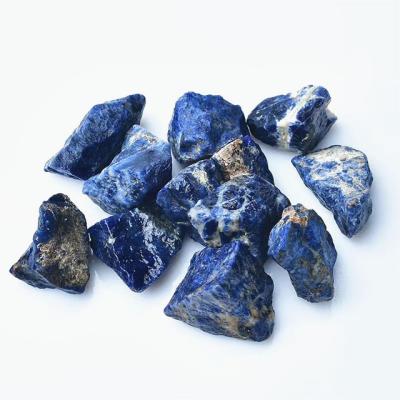 China Europe Wholesale natural unpolished rough gemstones blue sodalite raw crystals stones for fish tank decorations for sale