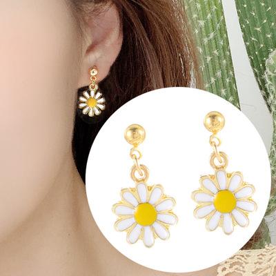 China Environmental Friendly Delicate Earrings Fashion Girls Little Daisy Flowers Stud Earrings for sale