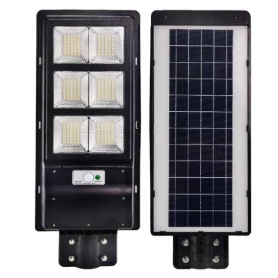 China Solar LED Parking Lot Lights With IP66 Waterproof & 50000H Lifespan 140LM/W Lamp Luminous Efficiency à venda