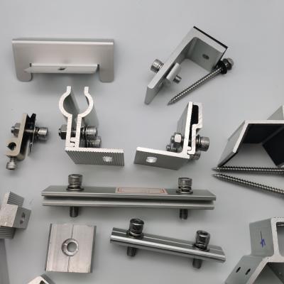 China Aluminium zonnepaneel Rails Clamps Corrosiebestendige voor zonnebeugelsysteem Te koop