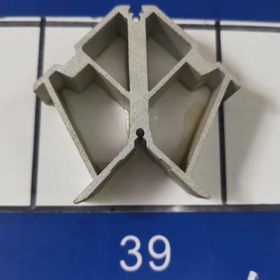 China Montagewinkel aus extrudiertem Aluminium für Kammern von 39 × 40 mit zentrierter oder verschiebter Schraube zu verkaufen