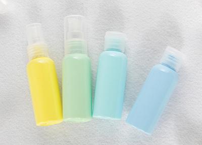 Cina OEM cosmetico del corredo di viaggio dell'animale domestico di plastica 30ml 50ml con il coperchio a vite dello spruzzatore della pompa in vendita