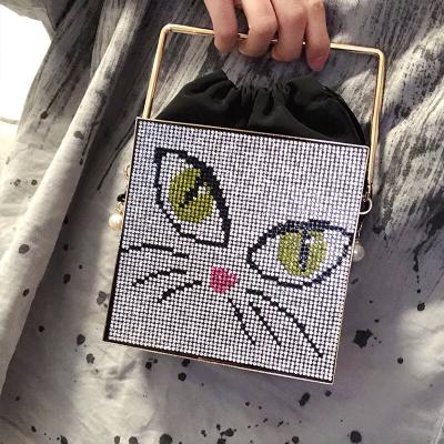 China Diamond New Design Fashion Animal Handbags Cat Pattern Rhinestone Straw Clutch Shoulder Bag For Ladies Crystal Purse Wedding Party Purse for sale