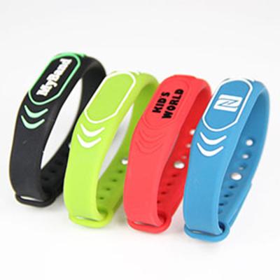 China Waterproof Spa Silicone Wristbands Optional Waterproof/Waterproof 13.56Mhz Rfid Magnetic Lock Wristband for sale